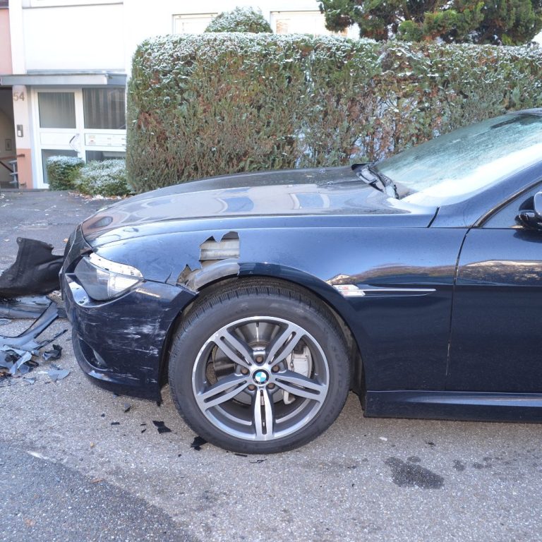 Seitenkollisionsschaden – BMW Unfallgutachten BMW mit beschädigtem Radkasten und Stoßstange – Unfallanalyse durch GRS & SONNE in Stuttgart