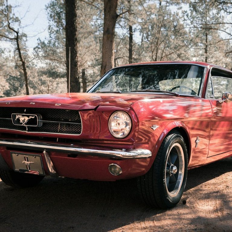 Roter Ford Mustang – Reparatur & Restauration von Oldtimern mit Fachwissen und Leidenschaft