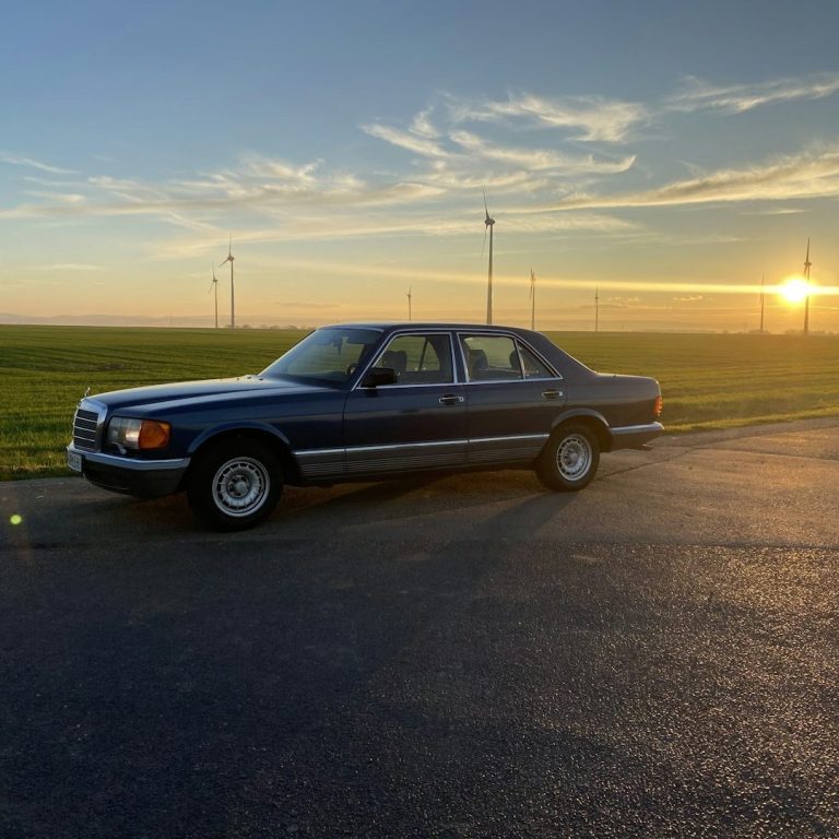 Klassischer Mercedes auf Landstraße – Gutachten für Oldtimer-Versicherung in Stuttgart