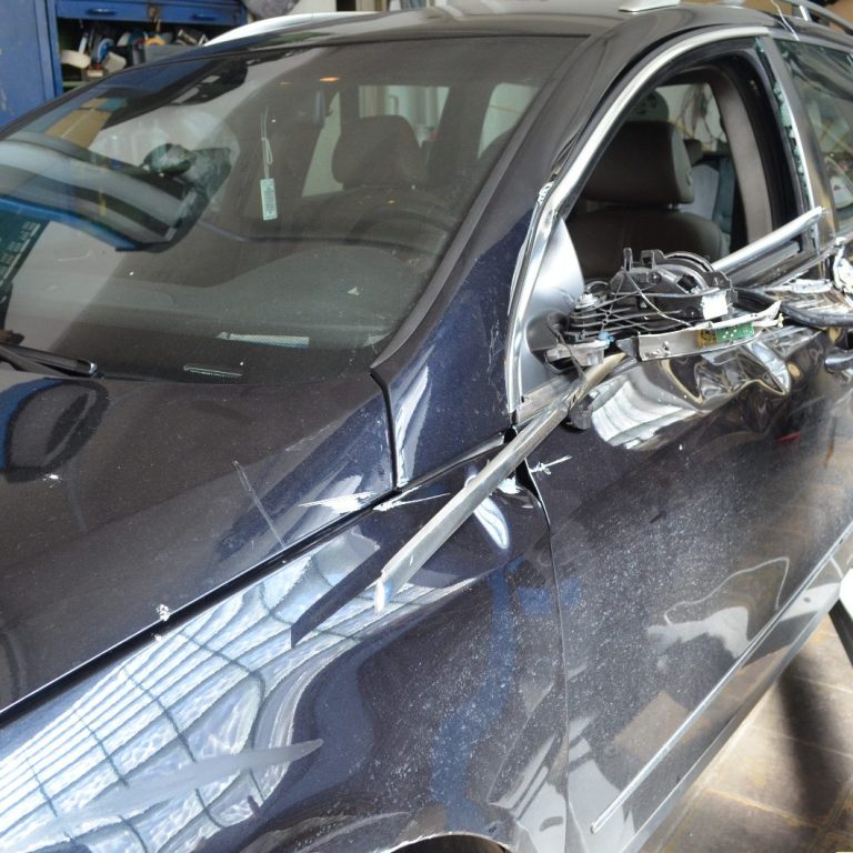 Türschaden & Aufbruchsverletzung – Unfallgutachten Stuttgart Stuttgart: Kfz-Gutachten nach schwerem Türschaden mit Verformung – erstellt von GRS & SONNE