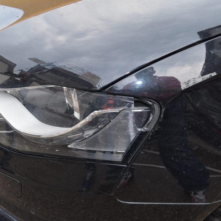 Kratzer und Lackschäden – GRS & SONNE Gutachten Lack- und Scheinwerferschäden nach Parkunfall – präzise dokumentiert für Kfz-Gutachten in Stuttgart