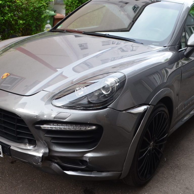 Sportwagen-Gutachten Porsche – Frontschaden dokumentiert Porsche mit beschädigter Stoßstange – Gutachten für Sportwagen-Unfall in Stuttgart