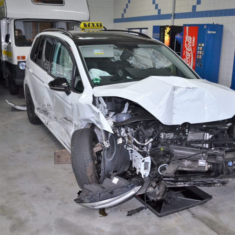 Frontschaden nach Unfall – Taxi-Gutachten in Stuttgart Unfallgutachten in Stuttgart – starker Frontschaden an Taxi nach Auffahrunfall, dokumentiert durch GRS & SONNE